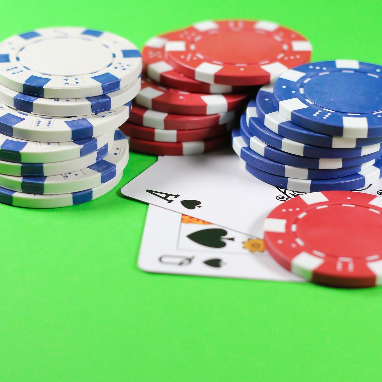 Dealer profesional siap melayani Anda dengan ramah Dealer Qiu Qiu siap melayani pemain di openguessr